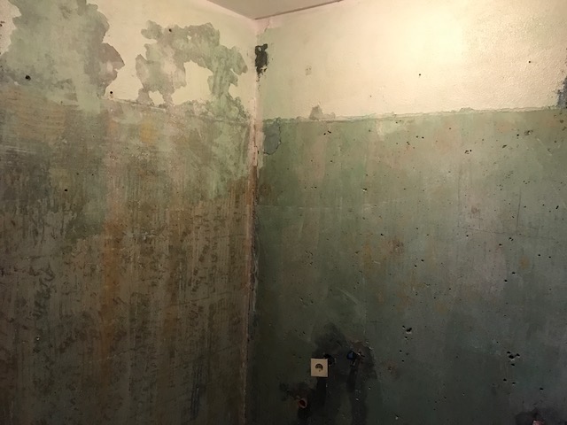 Voor: de onafgewerkte muren in de badkamer